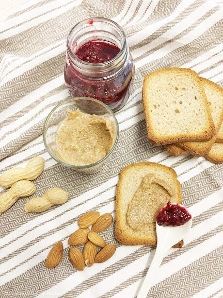 Burro di Arachidi, Mandorle e Semi di girasole e Confettura velocissima di Lamponi! (colazione con le proteine vegetali)