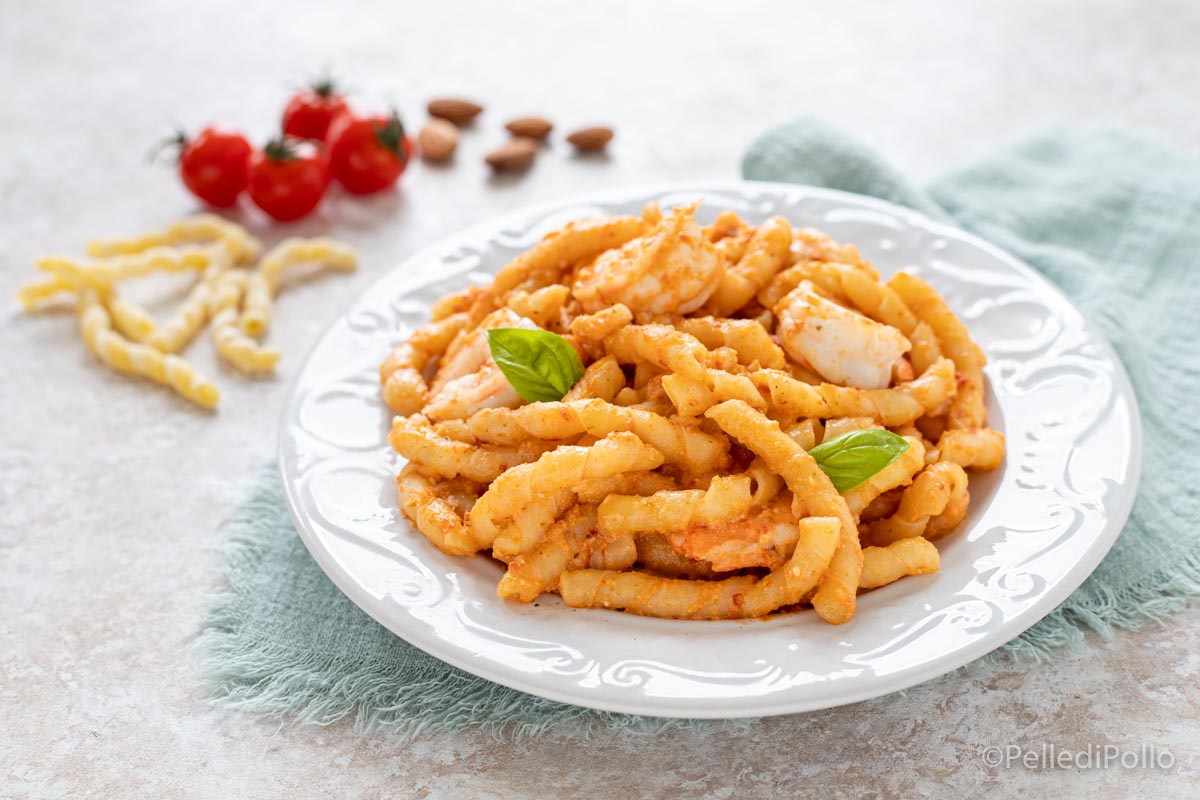 Busiate con gamberi e pesto rosso