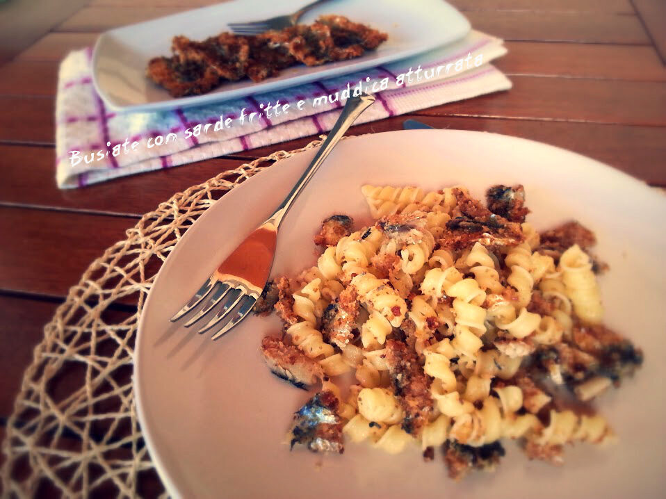 Busiate con sarde fritte e muddica atturrata