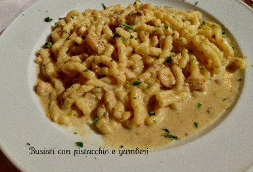 Busiati con pistacchio e gamberi, panna pasta fresca all’uovo.
