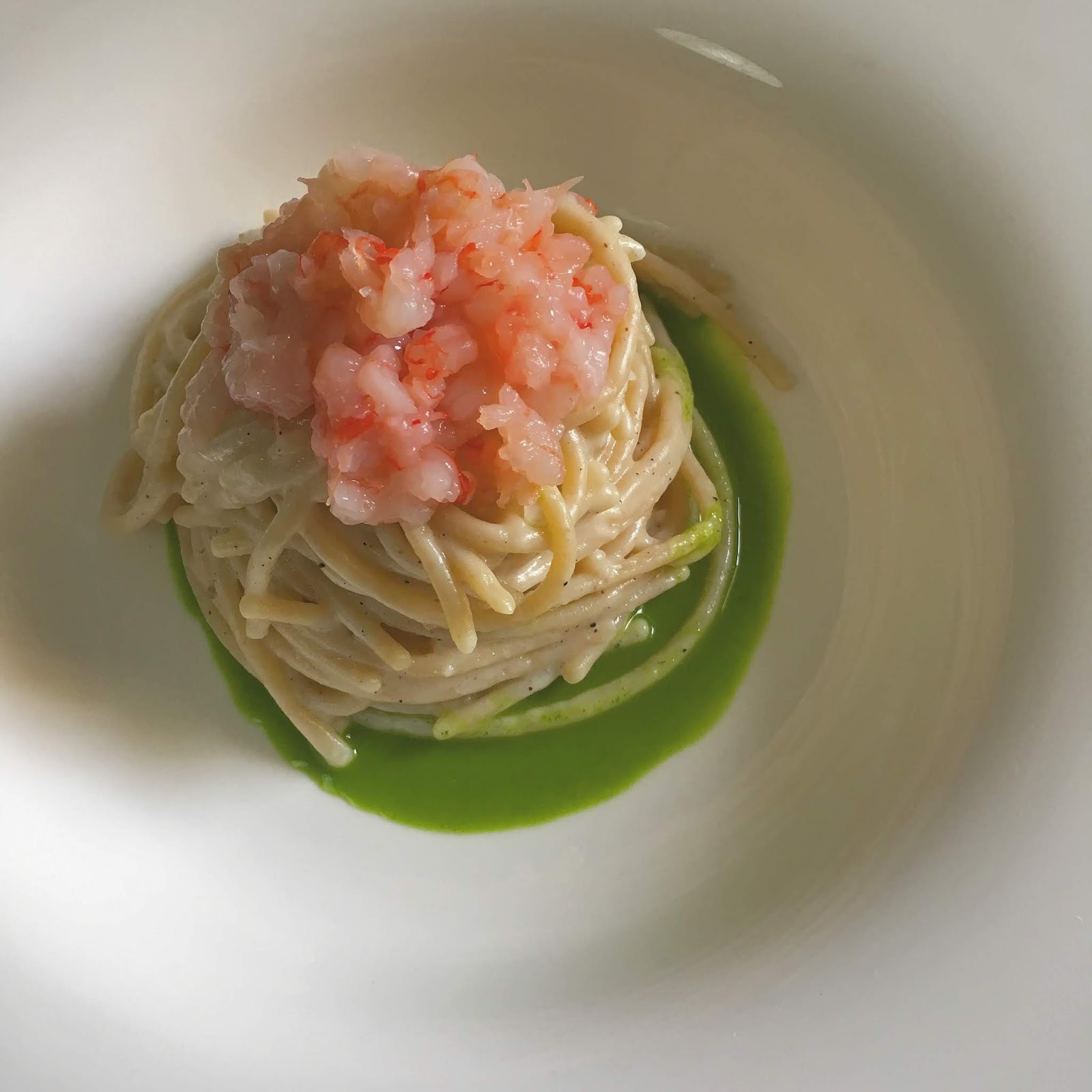 Cacio e pepe con crudo di gamberi e prezzemolo