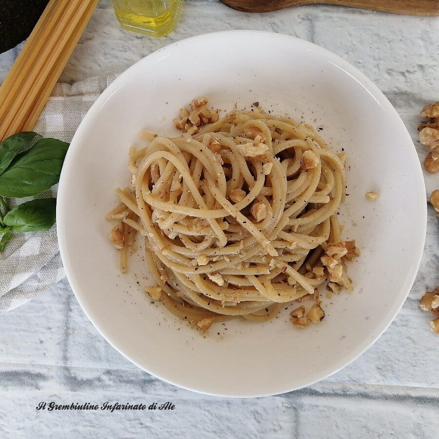 Cacio e pepe in crema di avocado e granella di noci