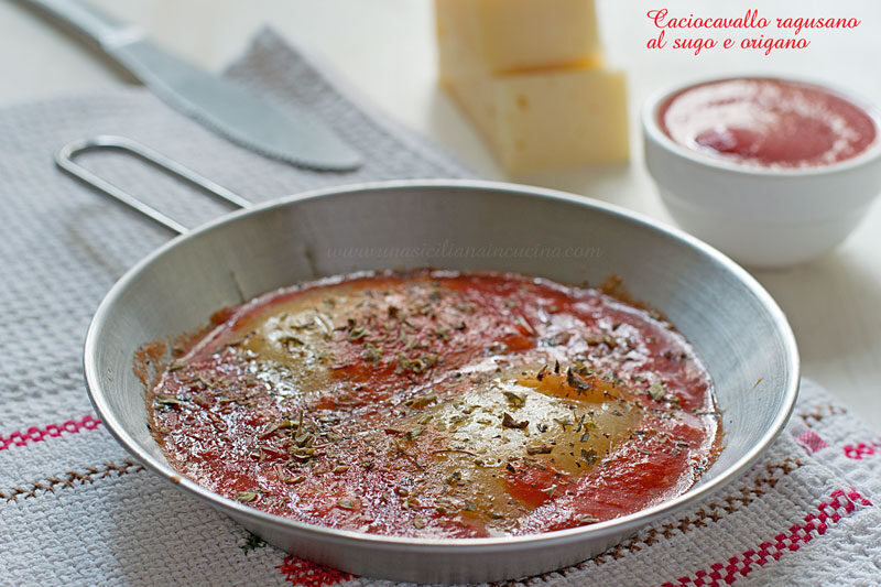 Caciocavallo ragusano al sugo e origano