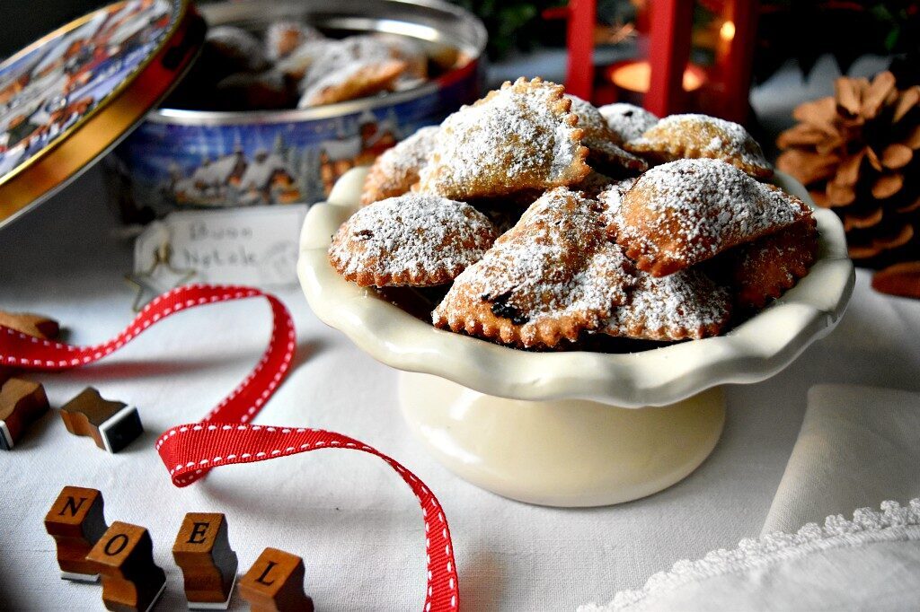 Cacionetti abruzzesi con marmellata d’uva e mandorle