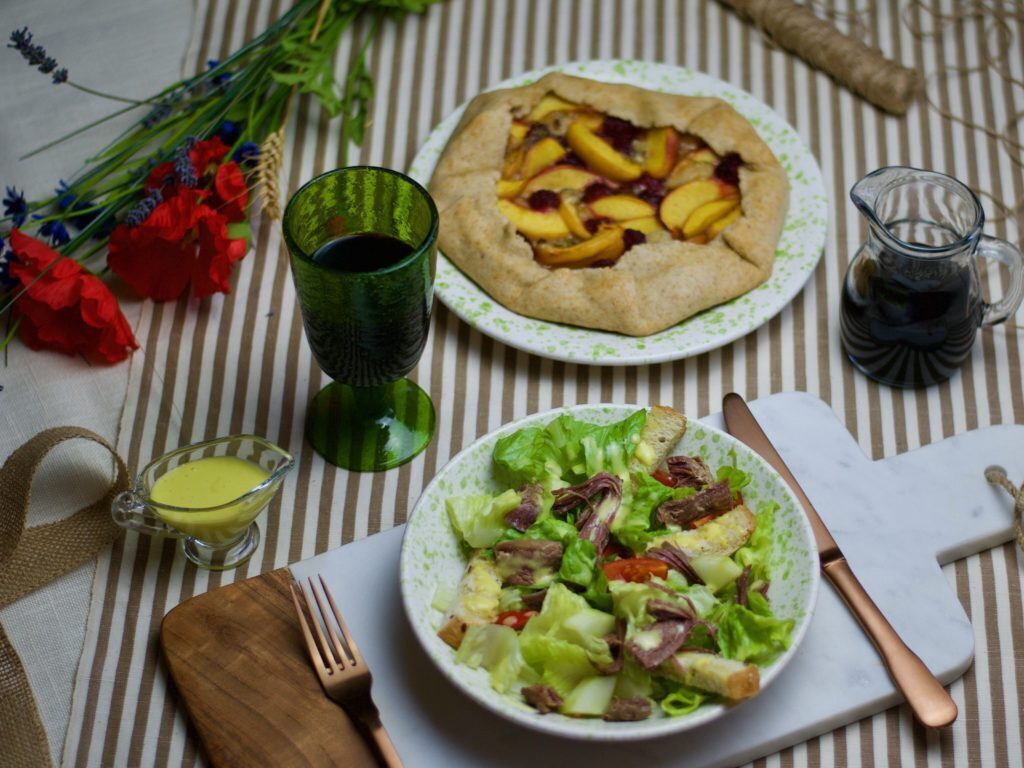 Caesar Salad e Peach Galette al Blu