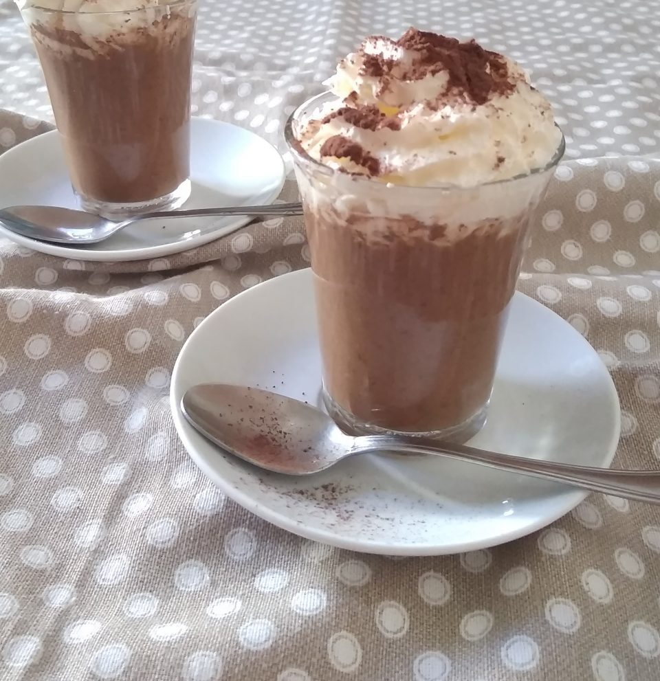 Caffè con cioccolato e panna