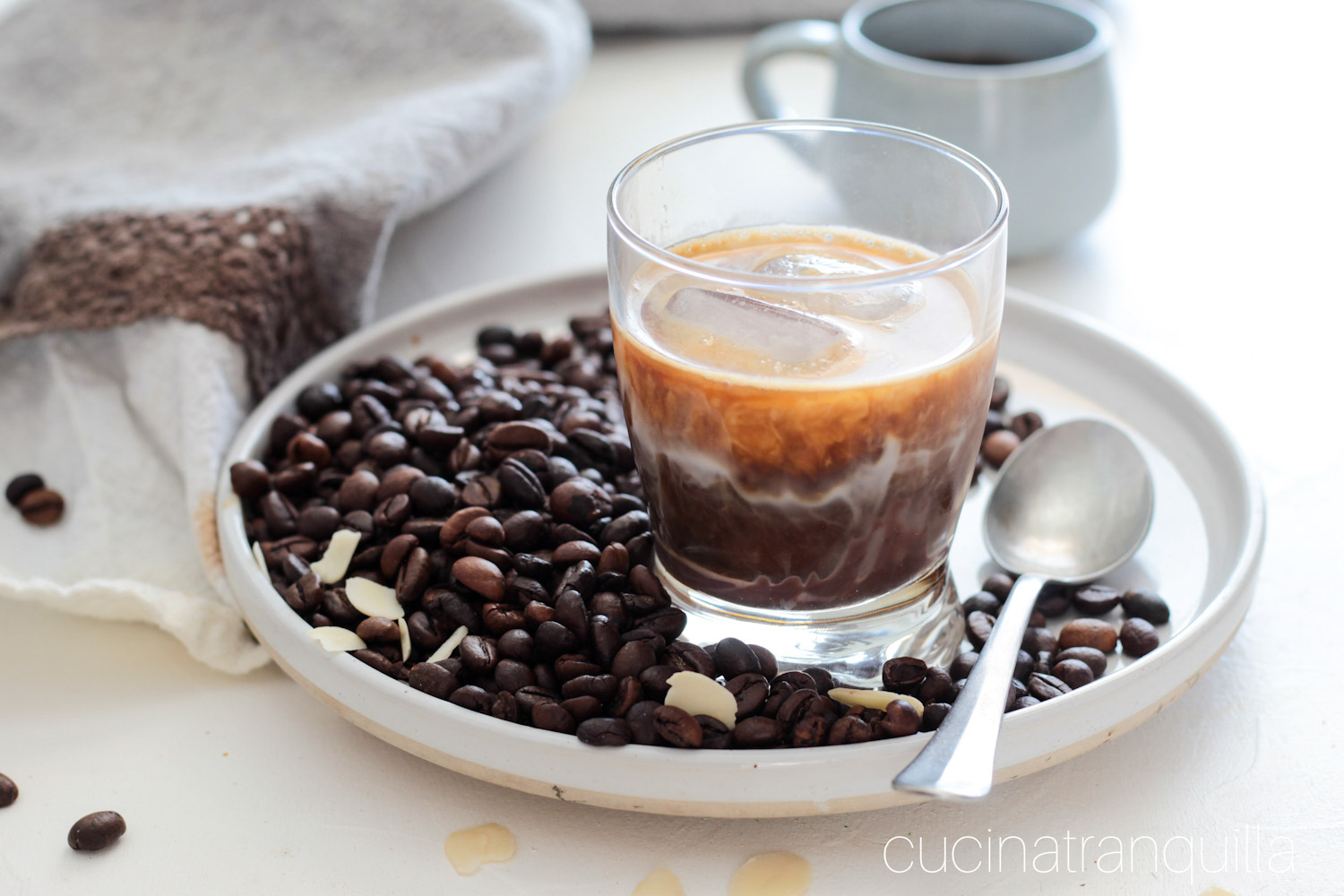 Caffè freddo al latte di mandorla