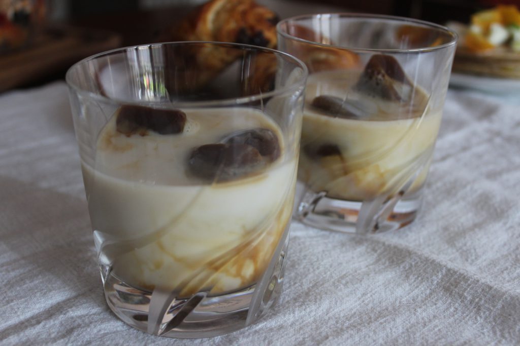 Caffè ghiacciato con latte di mandorla