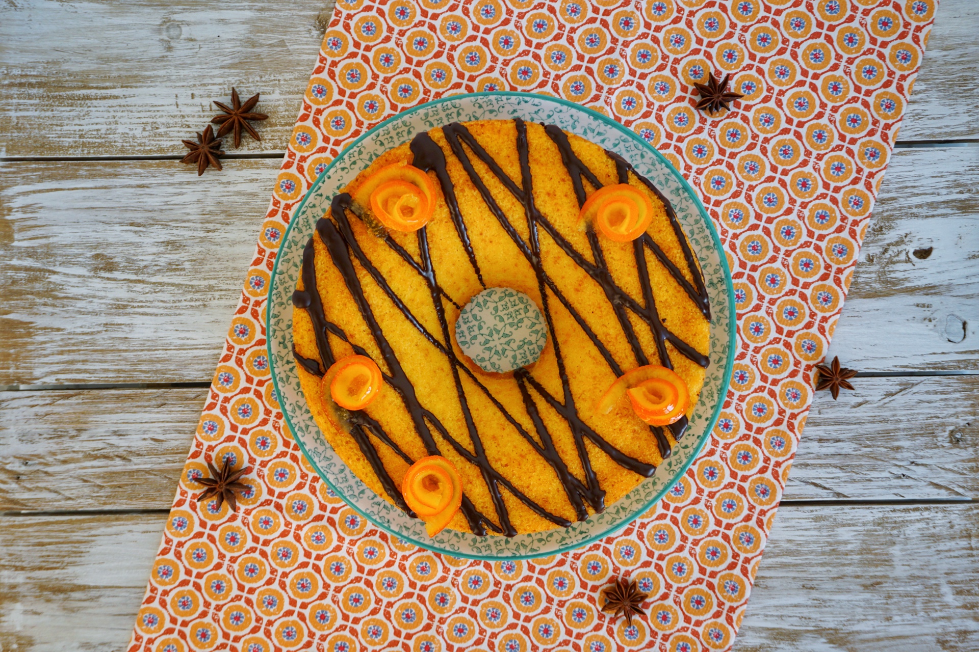 Cake all’arancia con decorazione al cioccolato
