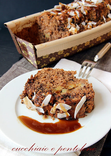 Cake alle banane, cocco e cioccolato con caramello al muscovado
