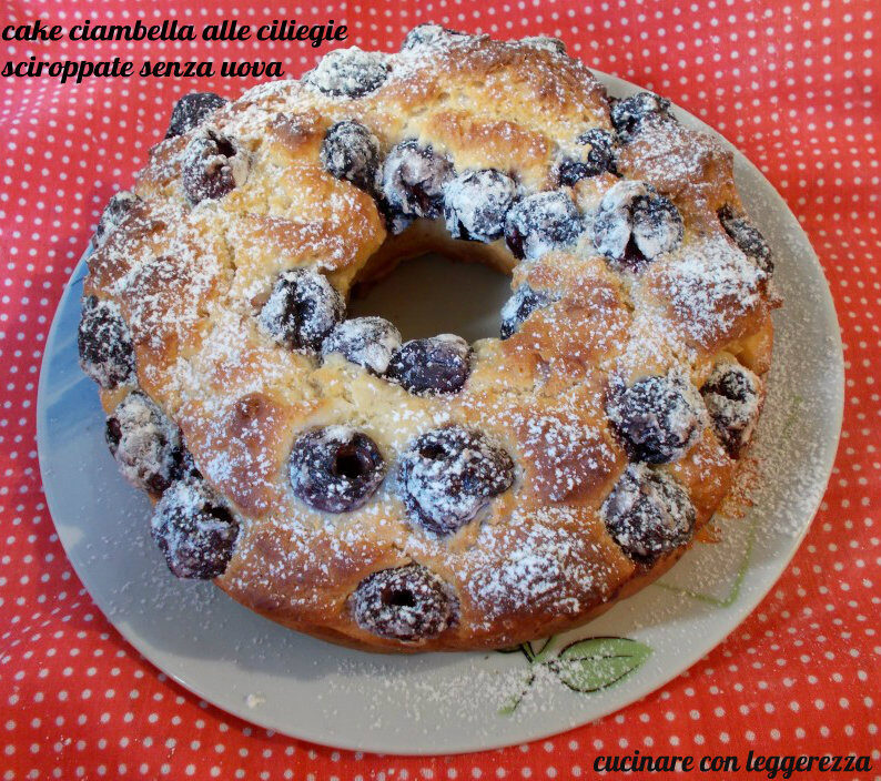 Cake ciambella alle ciliegie sciroppate senza uova