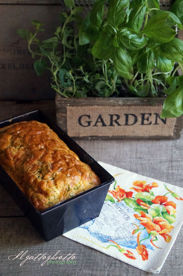 Cake con feta ed erbe aromatiche