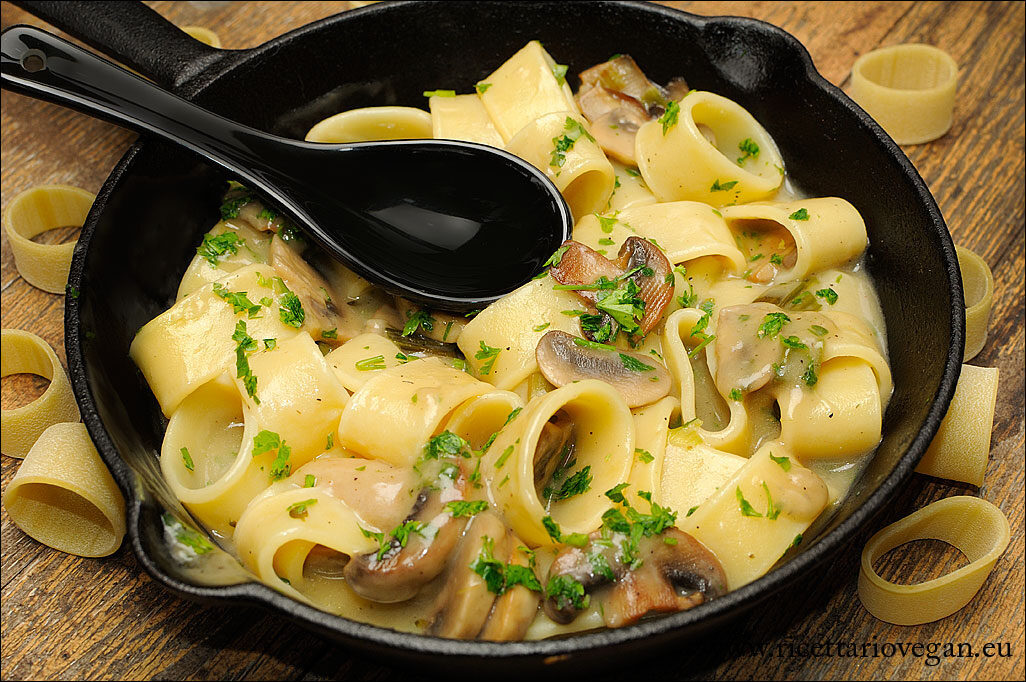 Calamarata ai funghi e condimento d’avena
