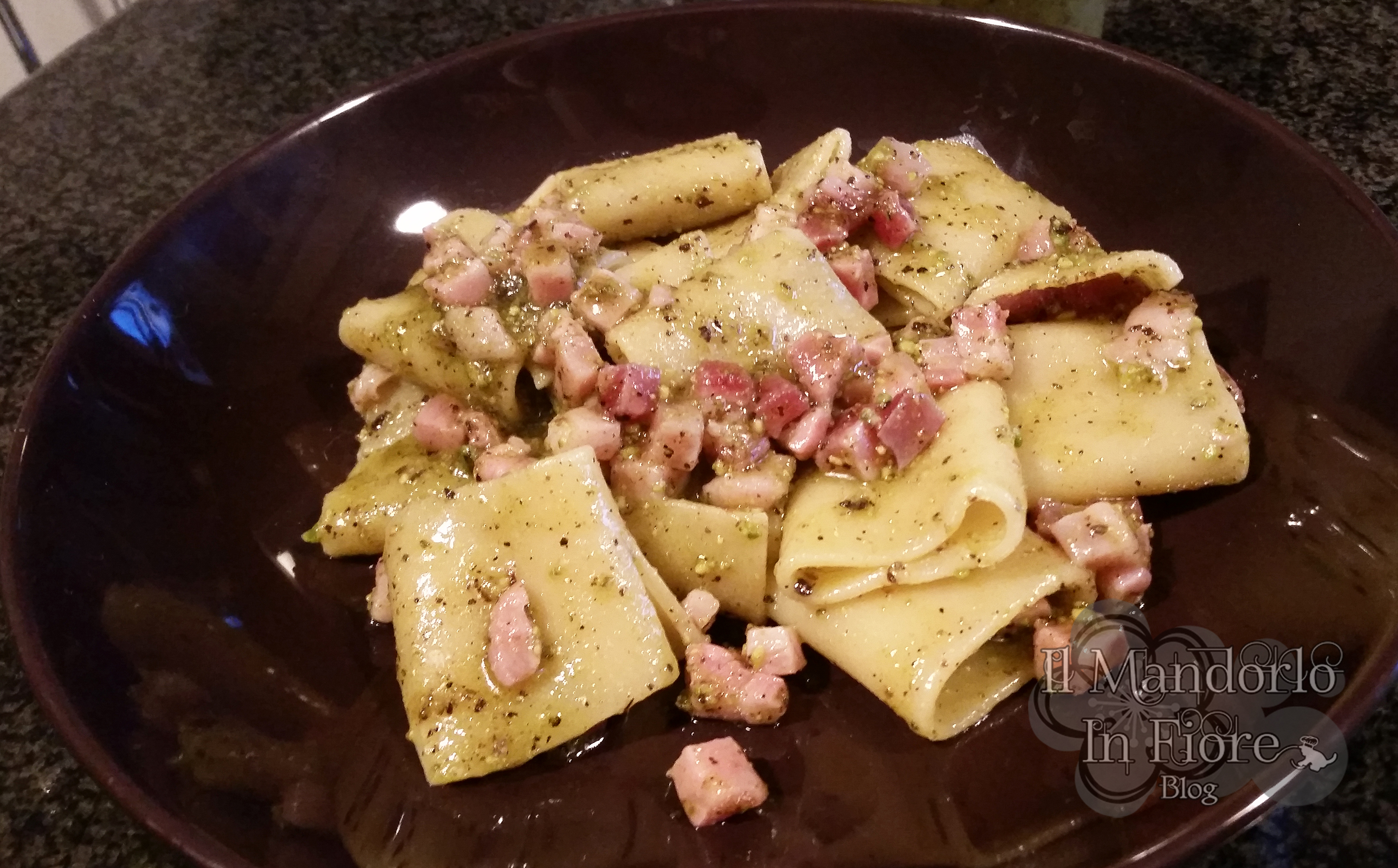 Calamarata al pesto di pistacchi e pancetta dolce