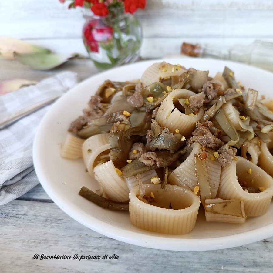 Calamarata con carciofi salsiccia e granella di pistacchio