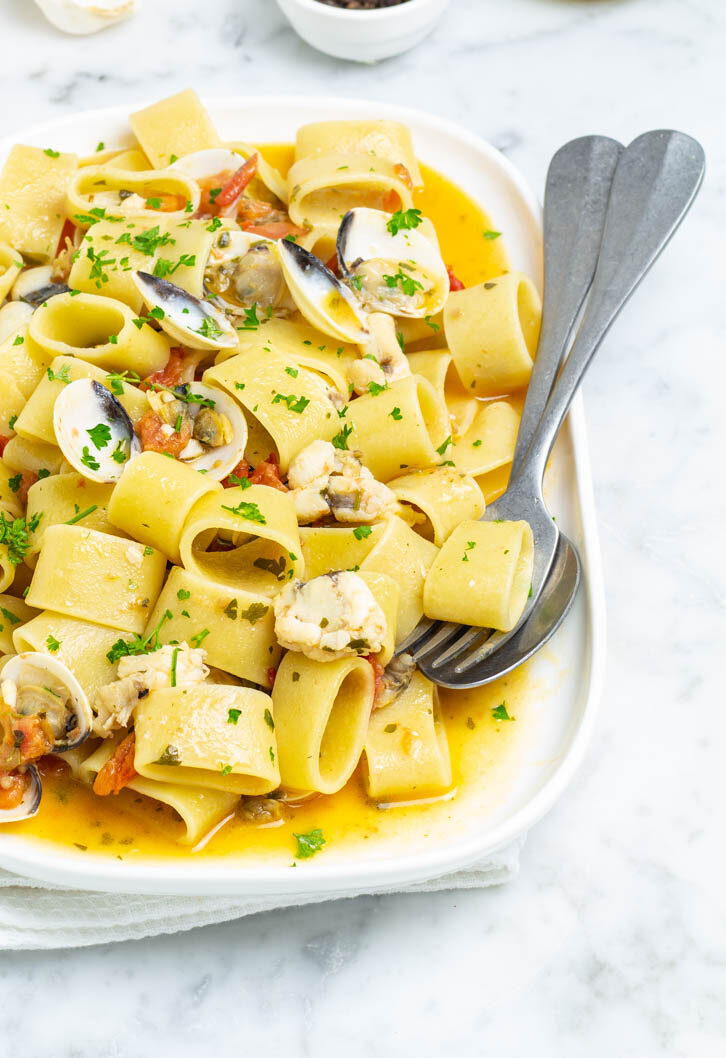 Calamarata con coda di rospo e vongole