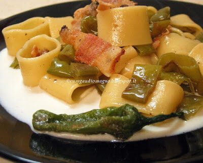 Calamarata con friggitelli e guanciale croccante su fonduta di pecorino romano dop