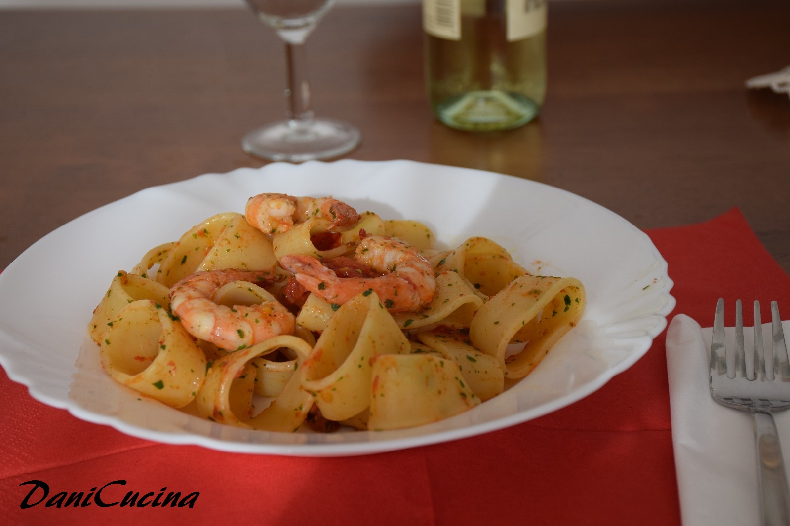 Calamarata con gamberi e pomodorini