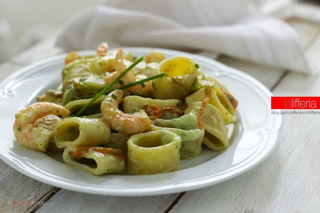 Calamarata con gamberi, fiori di zucca e zucchine