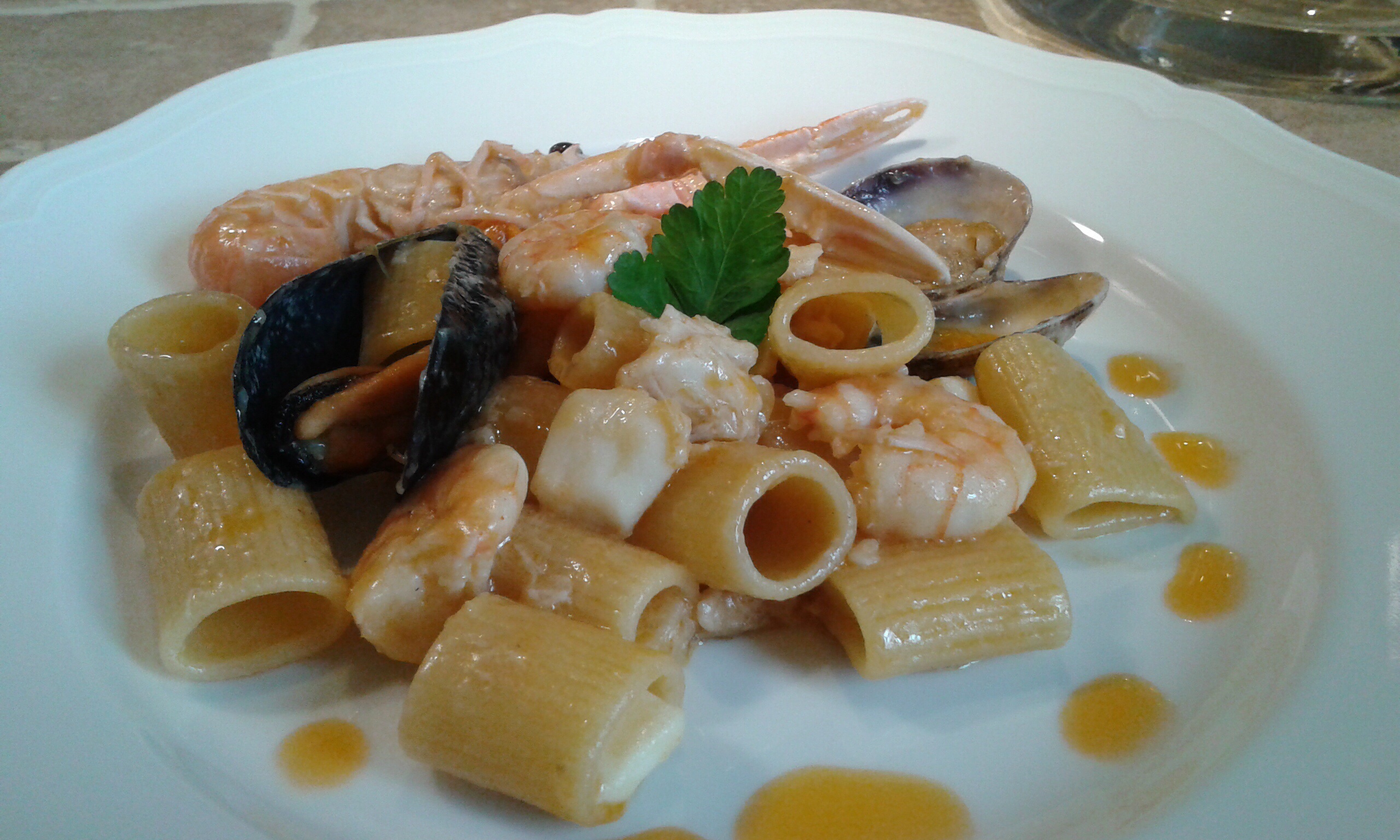 Calamarata con pesce fresco misto