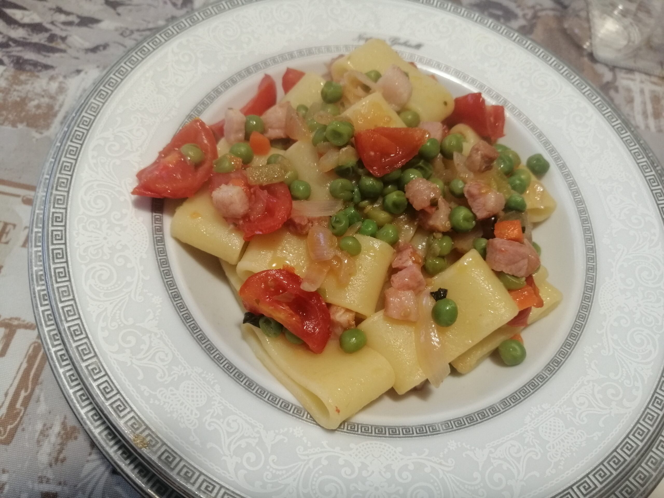 Calamarata con piselli e pancetta