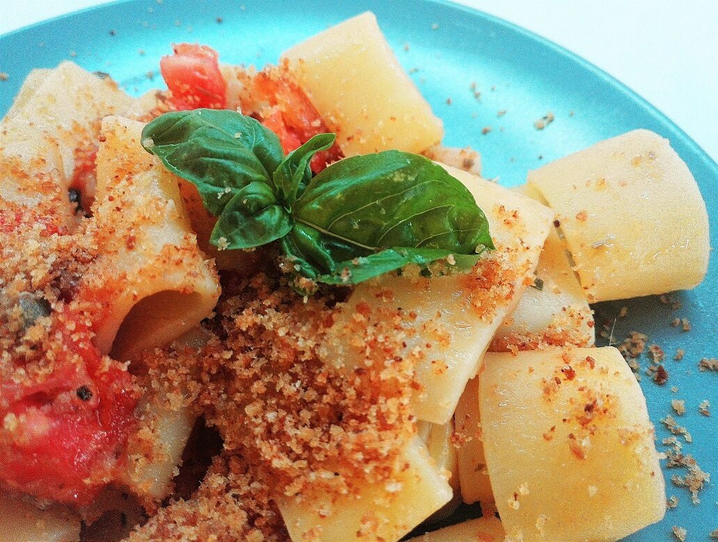 Calamarata con sugo di capperi e mollica