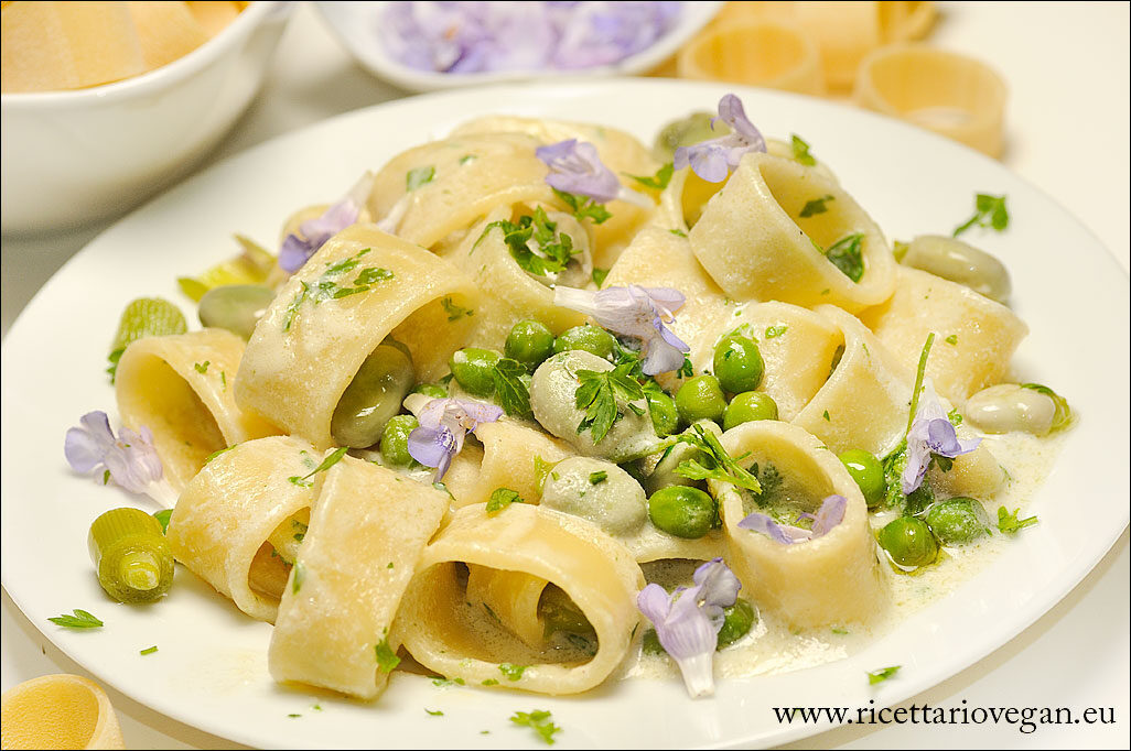 Calamarata floreale di primavera con fava e piselli