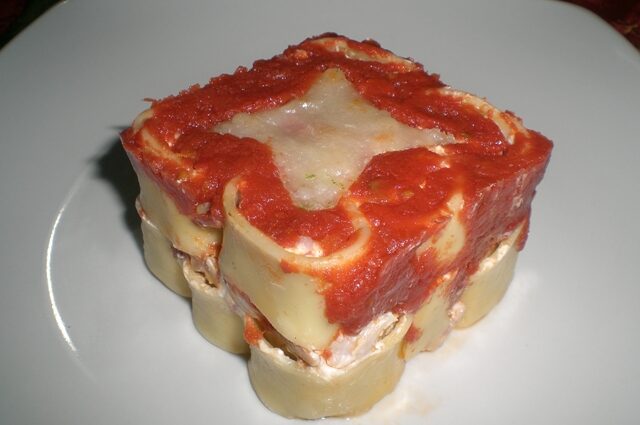 Calamarata ripiena di bufala, pancetta e radicchio