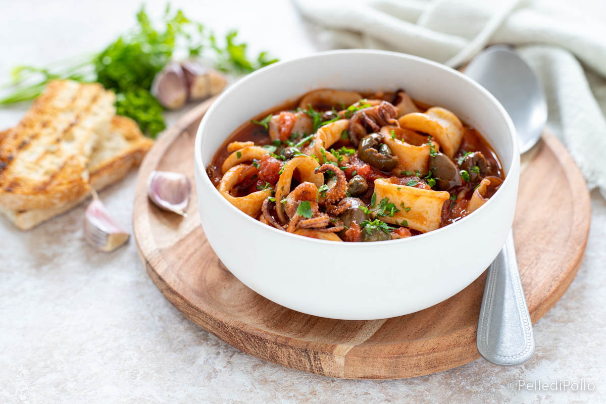 Calamari al sugo di pomodoro e olive