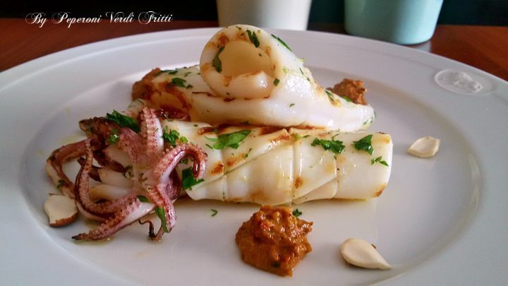 Calamari alla piastra con pesto di pomodori secchi e mandorle