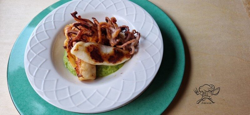 Calamari arrostiti su crema di zucchine