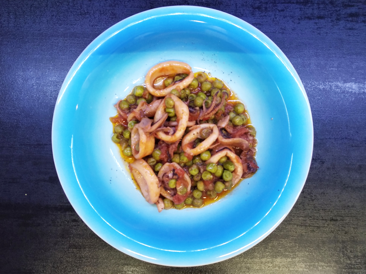 Calamari con pomodoro e piselli