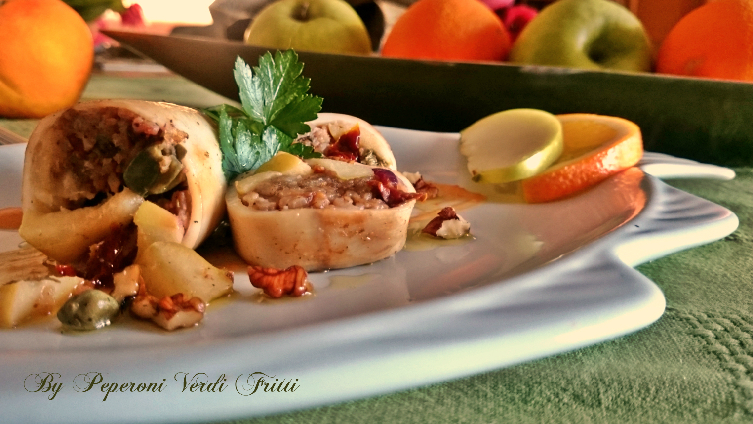 Calamari farciti con mele pomodori secchi e noci su crema di peperone