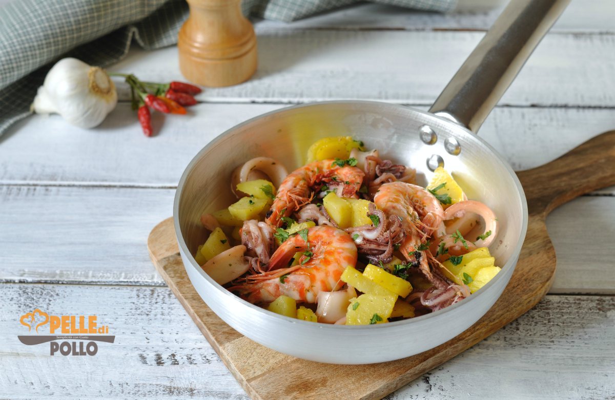 Calamari in padella con gamberi e patate