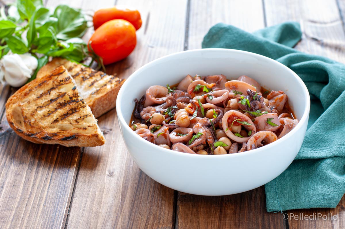Calamari in umido con ceci e pomodoro
