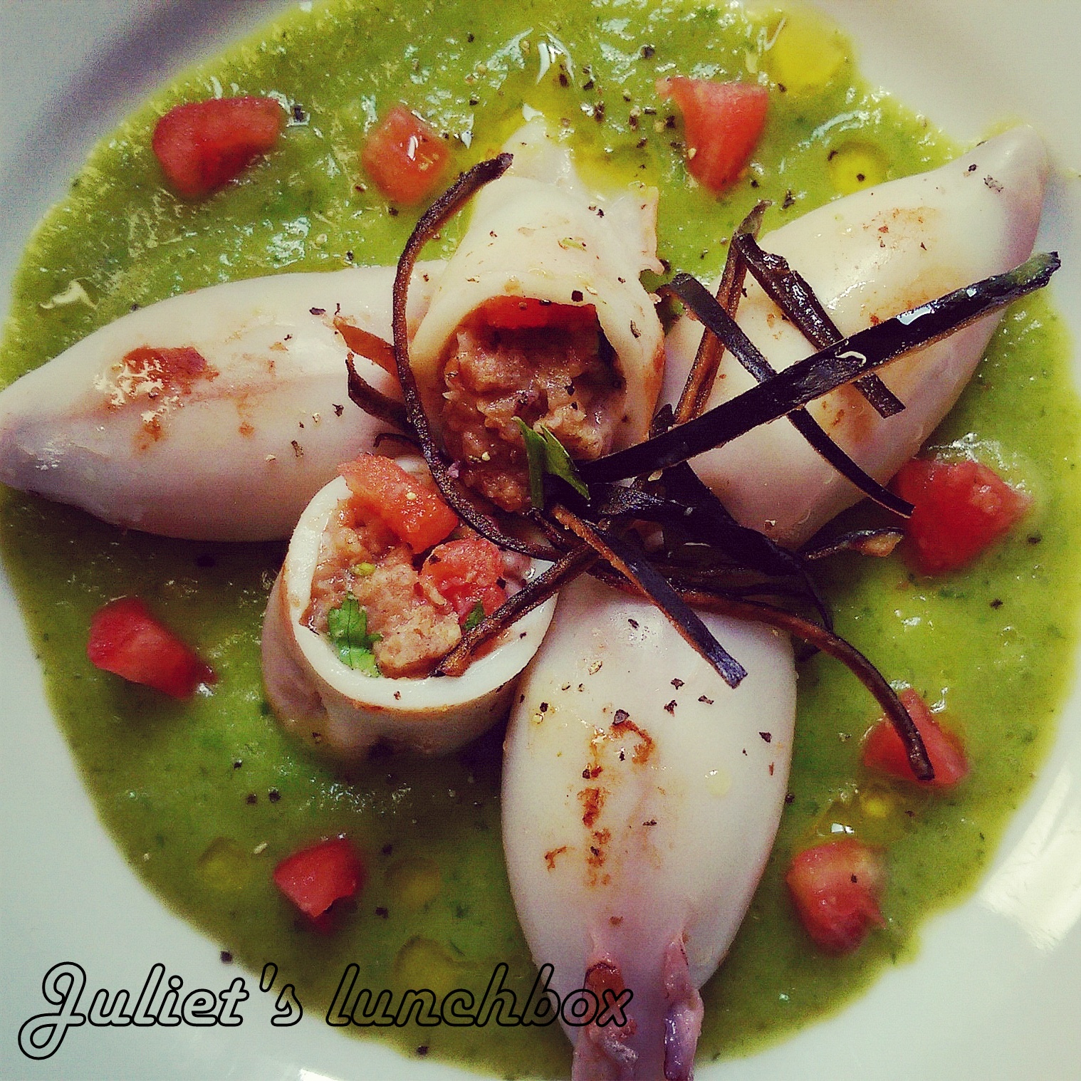 “calamari ripieni di pane di segale, pomodori, melanzane su crema di zucchine e menta”