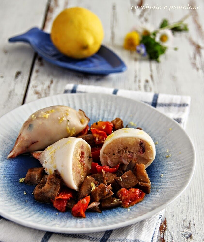 Calamari ripieni di patate con pomodorini e melanzane