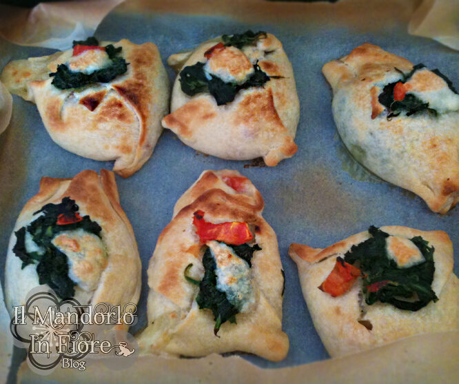 Calzoncini al forno con spinaci prosciutto e mozzarella