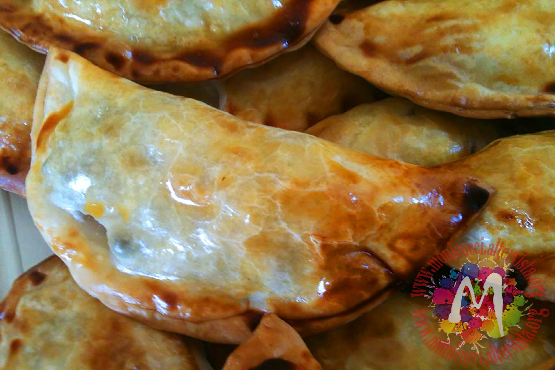 Calzoncini “matti” gluten free con salsiccia e patate