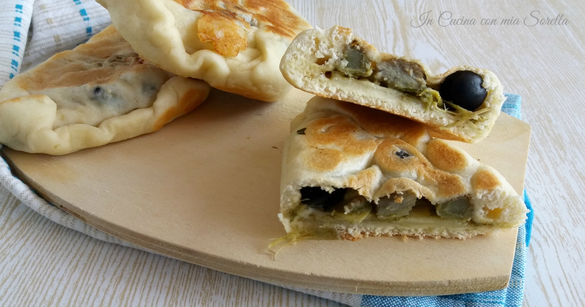 Calzone ai carciofi e olive in padella