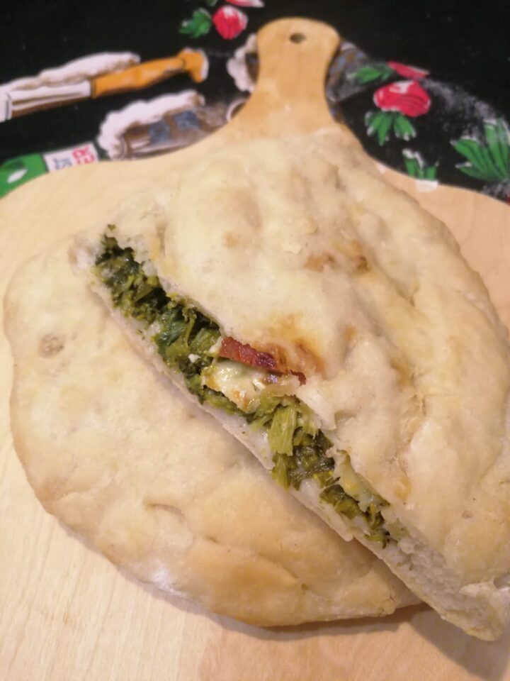 Calzone al forno senza glutine veloce e facile con broccoli e salame