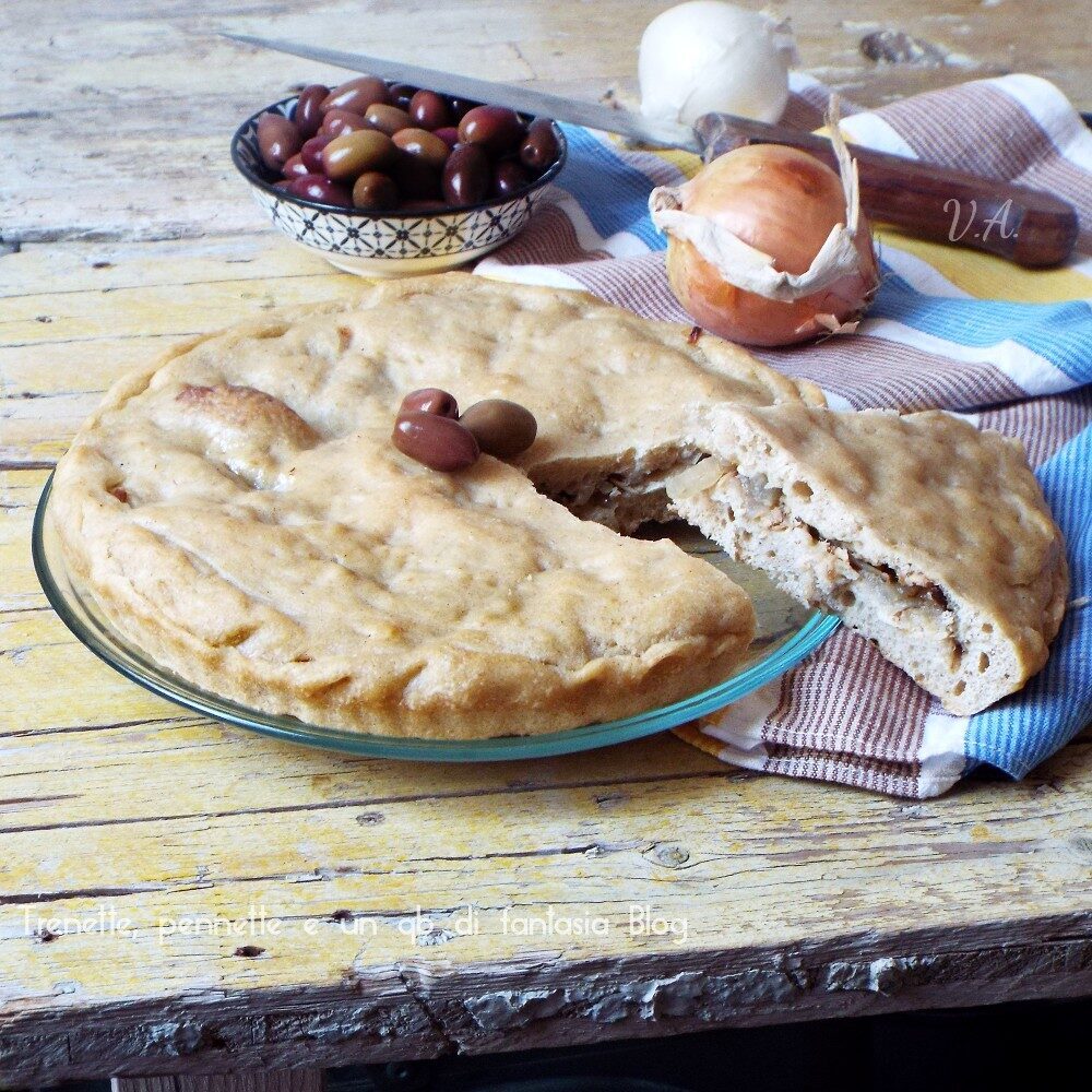 Calzone di patate con cipolla, tonno e olive