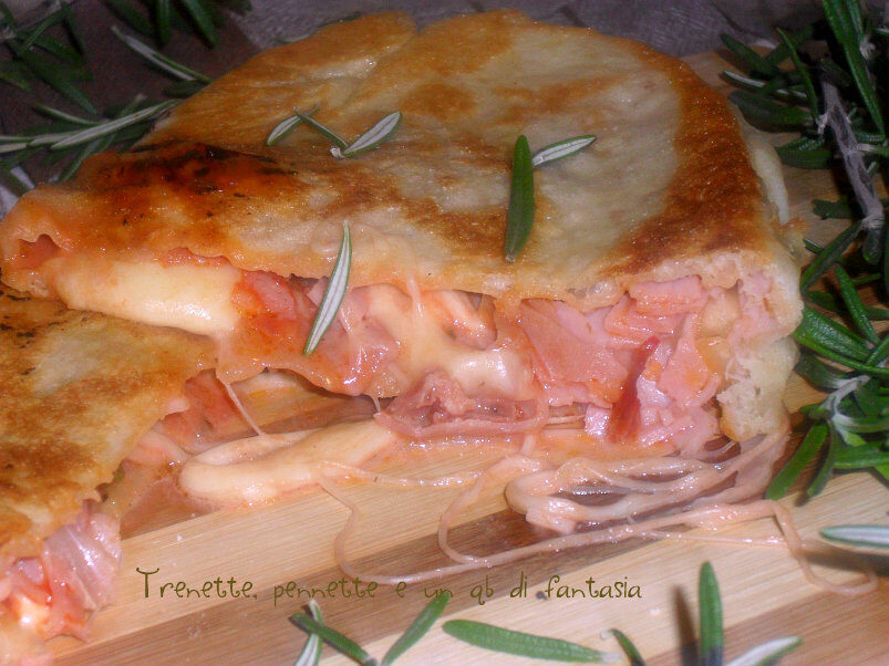 Calzone in padella ai tre salumi