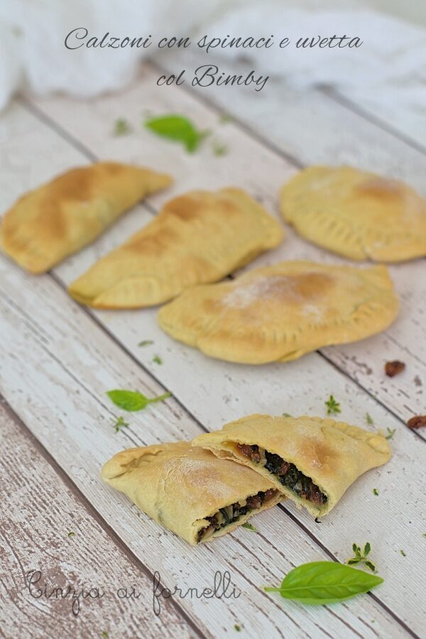 Calzoni con spinaci e uvetta col bimby