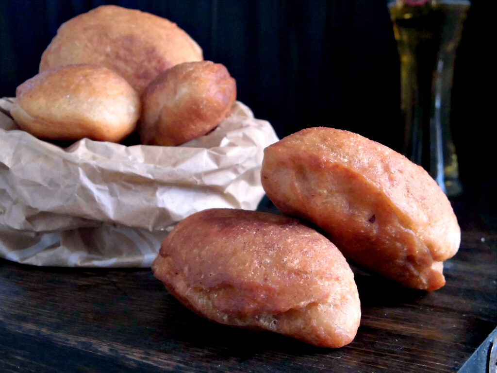Calzoni fritti con prosciutto e mozzarella