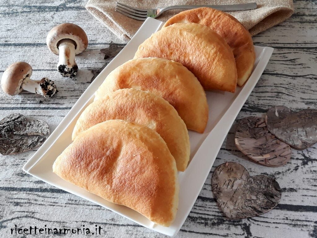 Calzoni fritti funghi e prosciutto