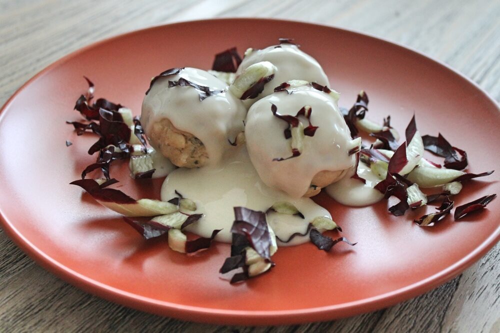 Canederli con fonduta di fontina e radicchio