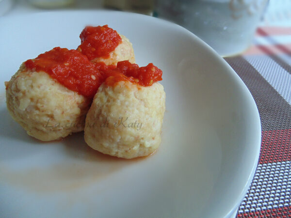 Canederli con pancetta al pomodoro