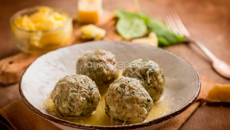 Canederli con spinaci, burro e parmigiano, una specialità tirolese