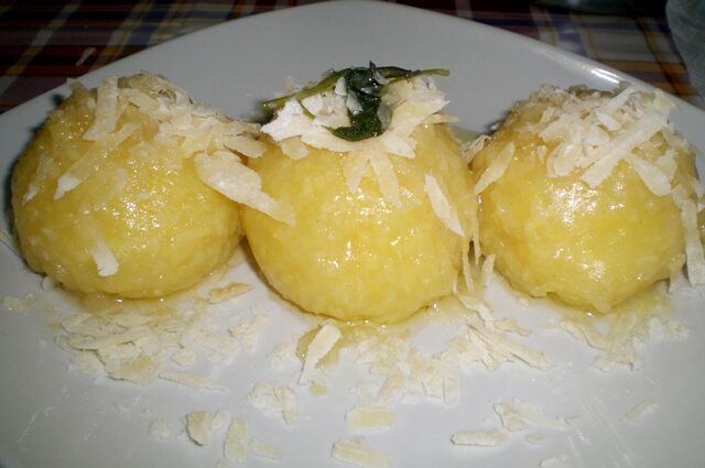 Canederli di patate al burro e salvia